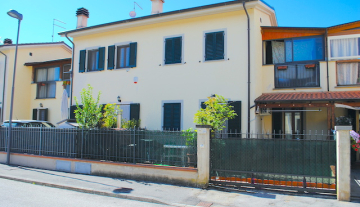 VENDESI VILLA A SCHIERA VALLONE