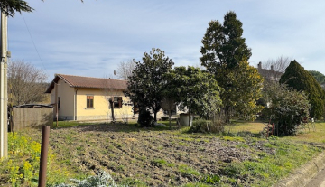 VENDESI ABITAZIONE INDIPENDENTE CORTONA